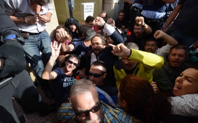 Juli Fernández entre els concentrats a les portes de la casa de Joan Ignasi Sanchez | Roger Benet